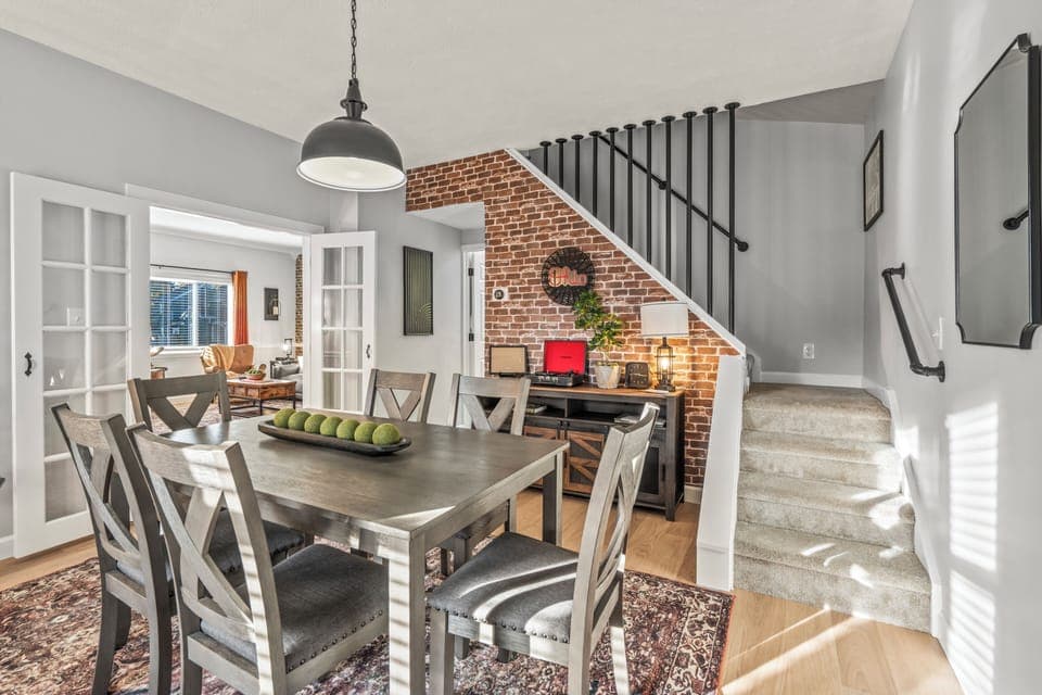 Enjoy our spacious and comfortable dining room,  listen to records, or revisit your childhood and play some games.Have fun!  