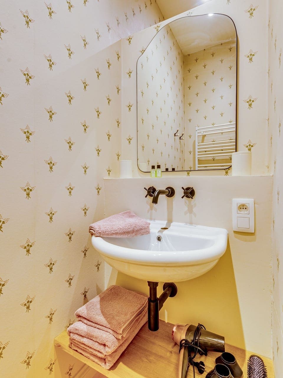 Junior Double Room | Bathroom | Hair dryer, towels, soap, shampoo