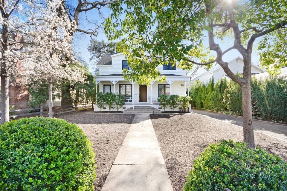 Front of house & yard