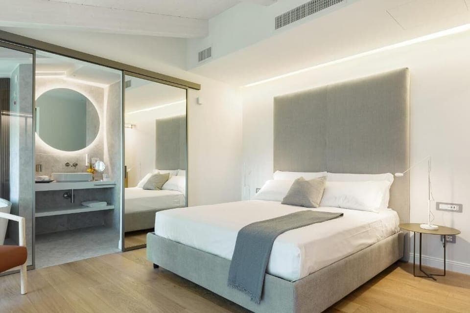 Suite | In-room safe, blackout drapes, soundproofing, iron/ironing board