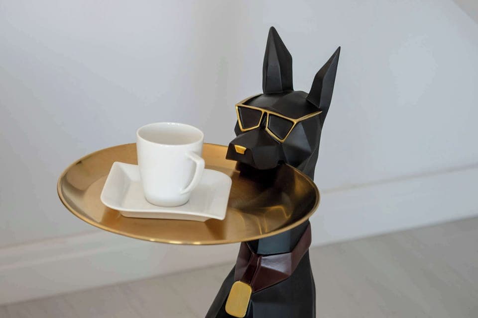 The living room's tasteful furnishings ensure a pleasant stay.