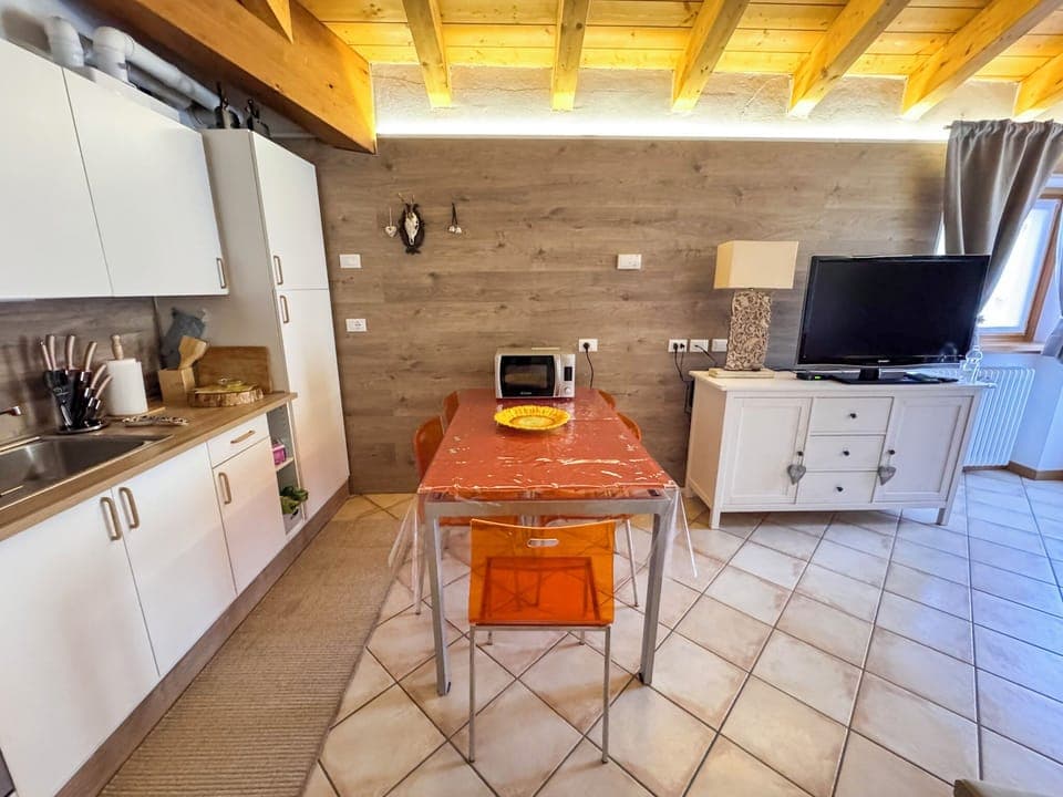 Full-size fridge, microwave, oven, stovetop