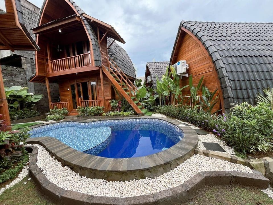 Outdoor pool, sun loungers