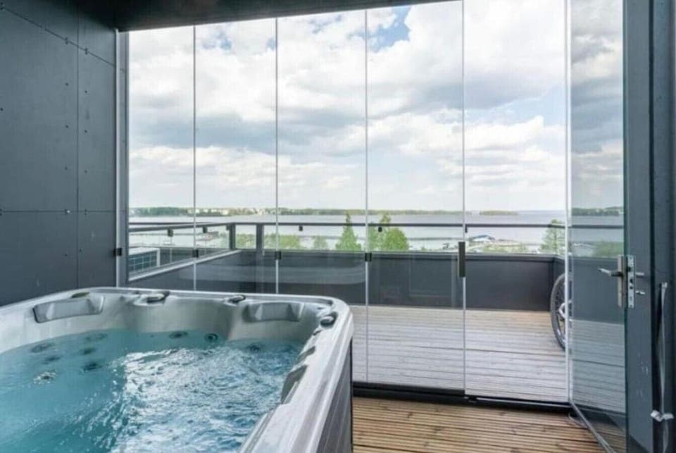 Unwind after a day of exploring with a sunset soak. This premium balcony spa offers front-row seats to the frozen beauty of Lake Näsijärvi, creating a truly unforgettable wellness experience.