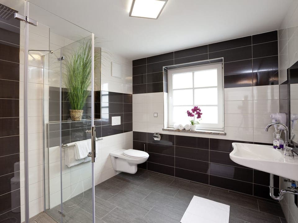 Deluxe Double Room | Bathroom | Hair dryer, towels, soap, shampoo