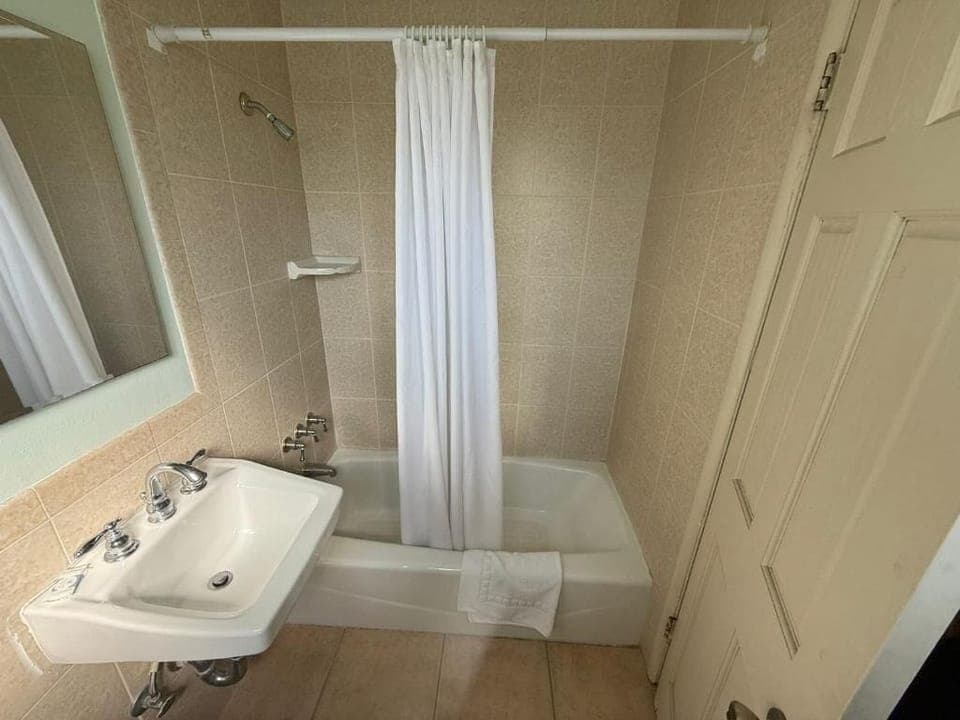 Bathtub, towels, soap, shampoo