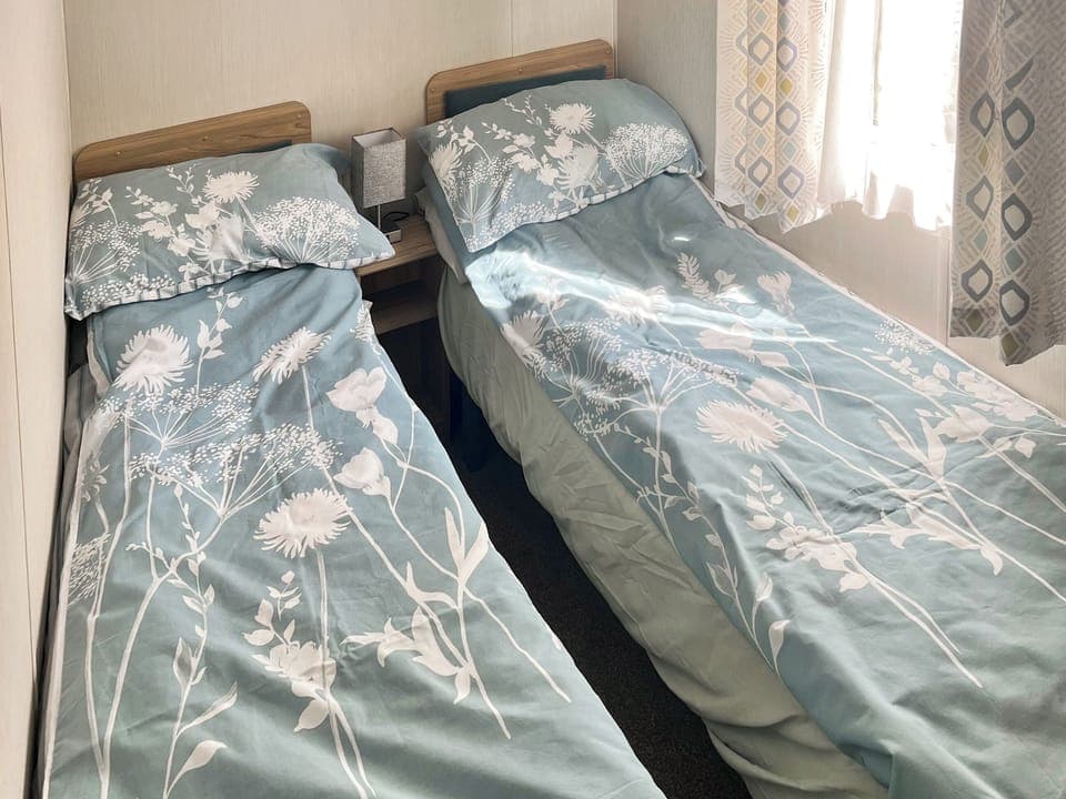 Twin bedroom | R&J, New Quay