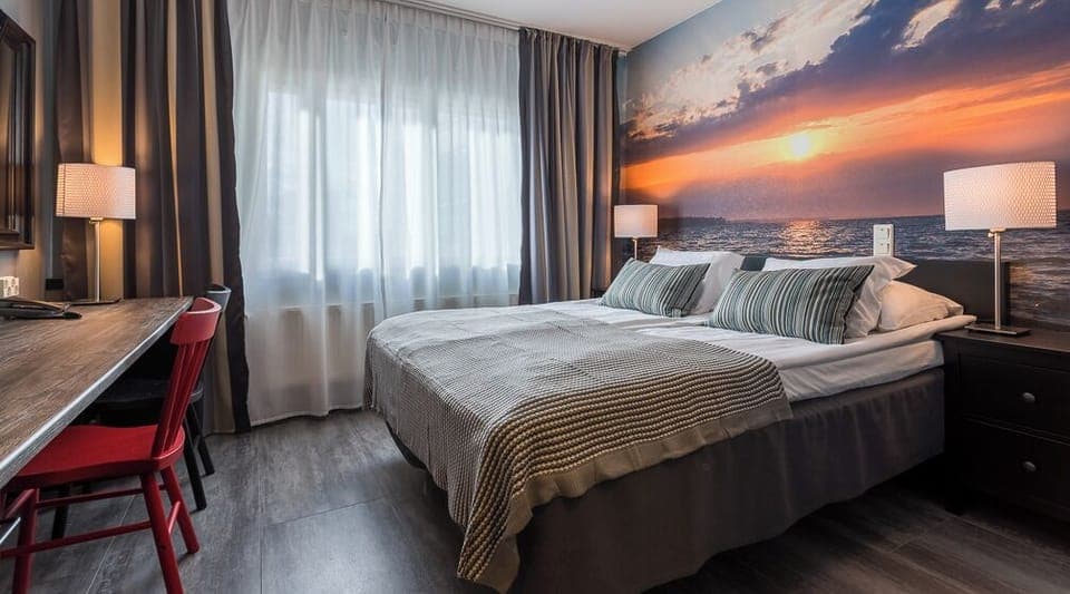 Standard Room, 1 Queen Bed | Desk, blackout drapes, soundproofing, iron/ironing board