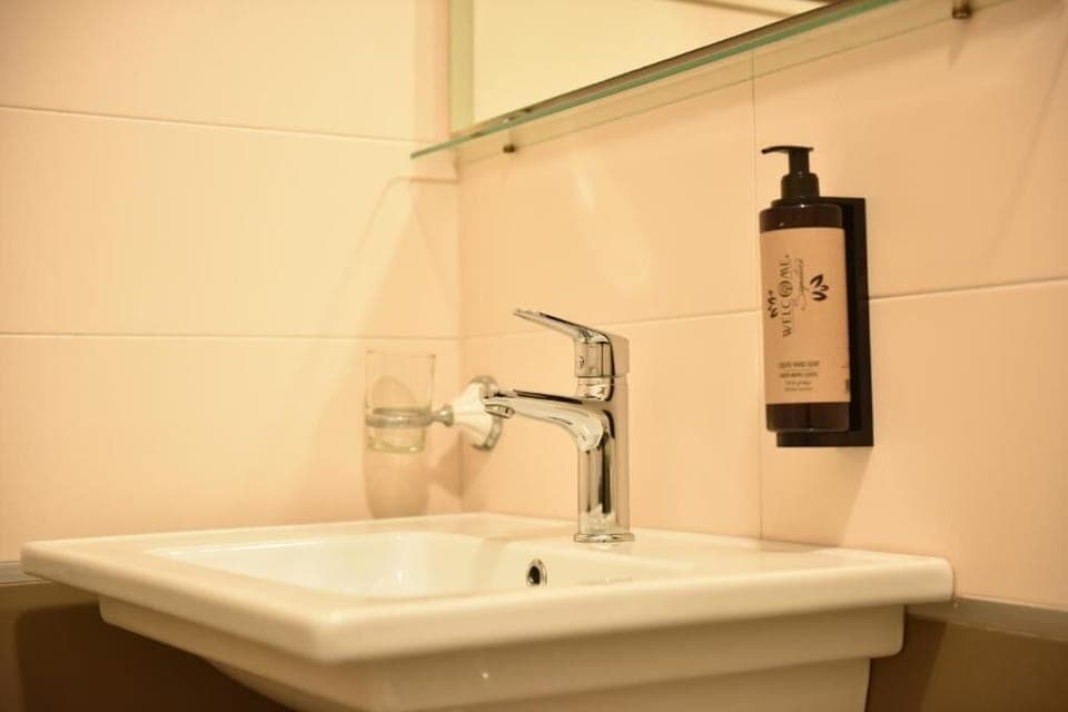 Standard Triple Room, Balcony, Garden View | Bathroom