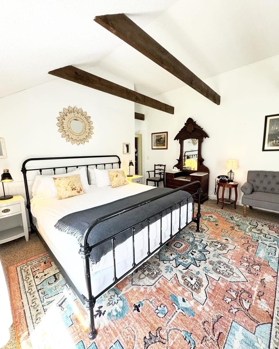 Standard Room, 1 King Bed 9 (Run of House) | Premium bedding, pillowtop beds, individually decorated