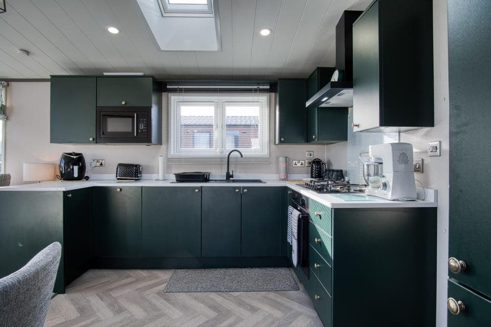 Bumblebee - 2 Bedroom Lodge - Manorbier (27478)