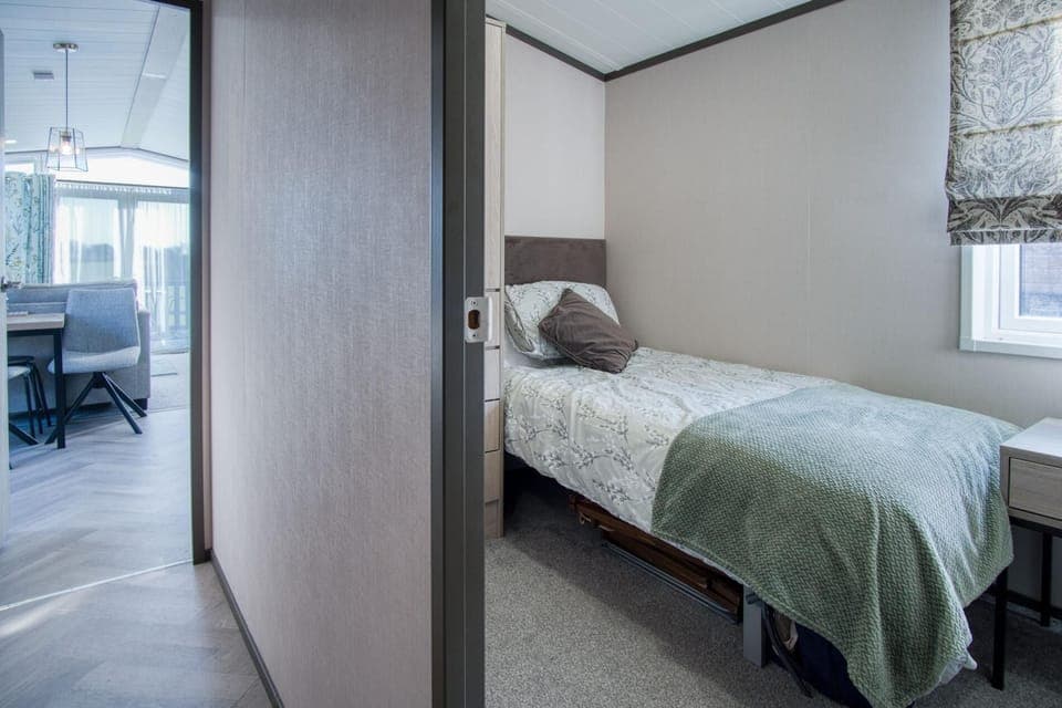 Bumblebee - 2 Bedroom Lodge - Manorbier (27483)