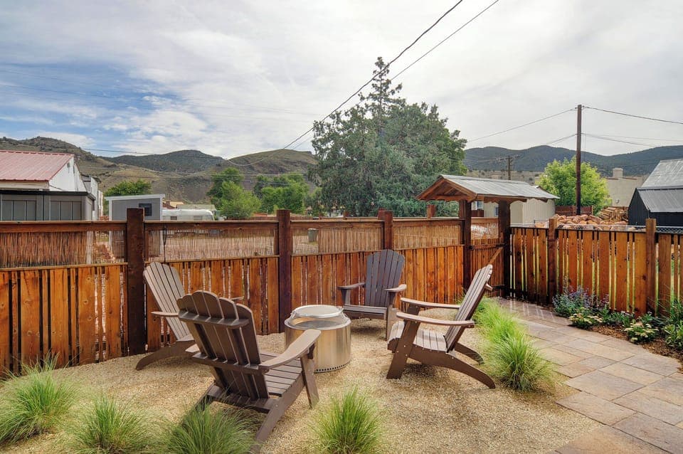 Solo Stove Fire Pit area with seating for 4
•Please note you must provide your own firewood