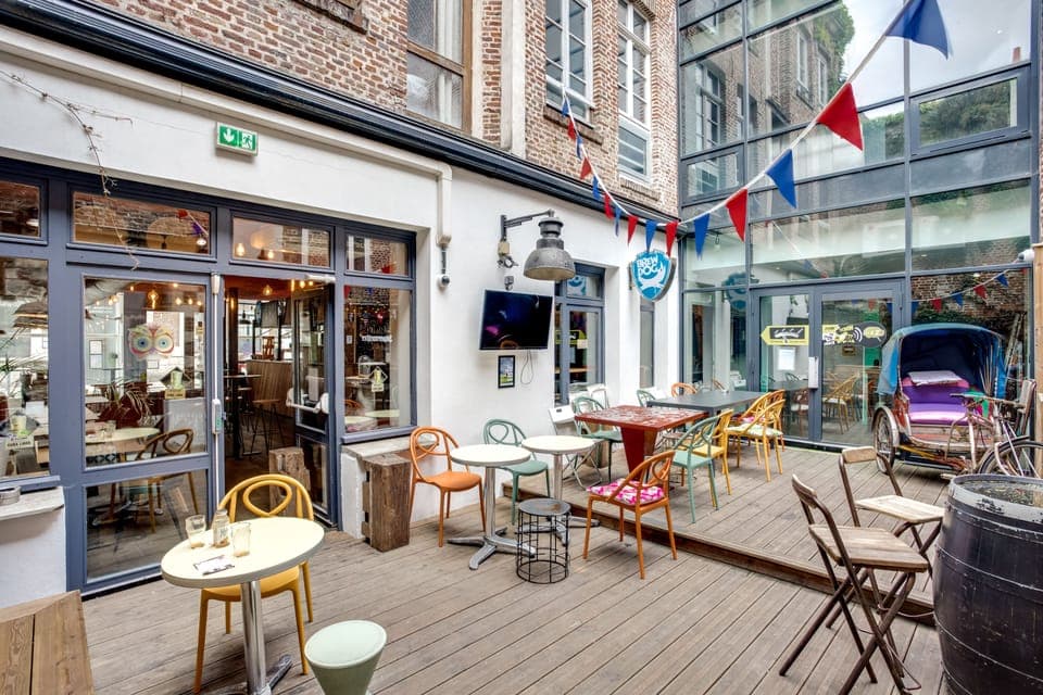 Breakfast, lunch, dinner served; international cuisine 