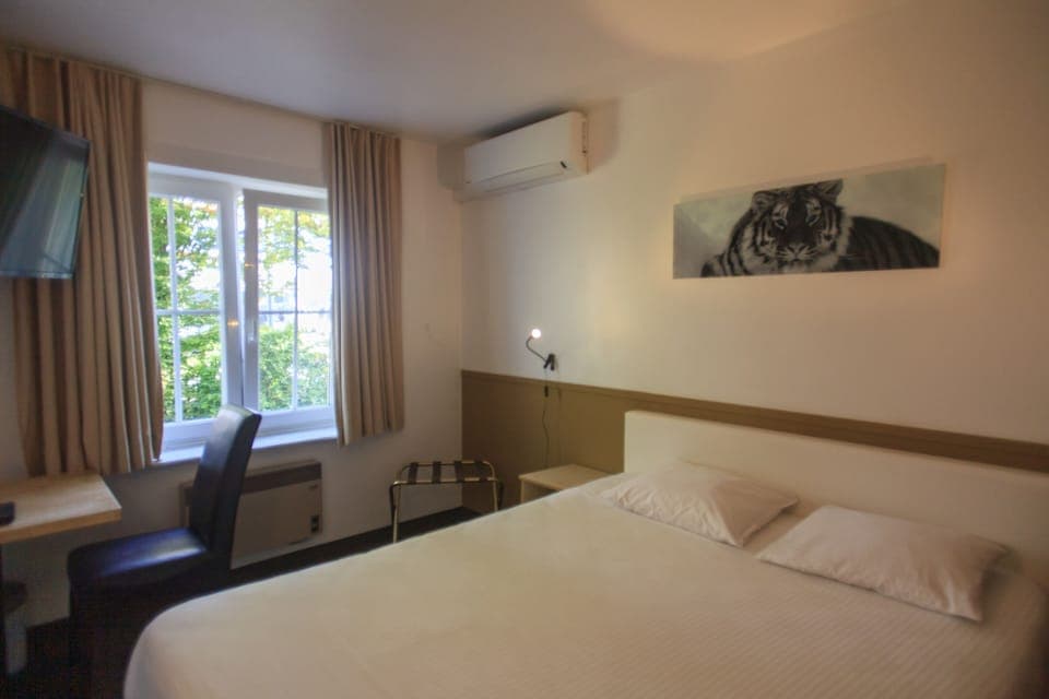 Double Room | Desk, iron/ironing board, free cribs/infant beds, rollaway beds