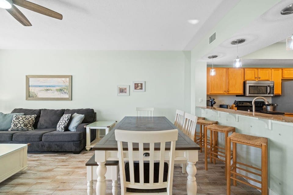 Dining Area - Table seats 6 - additional seating at kitchen counter