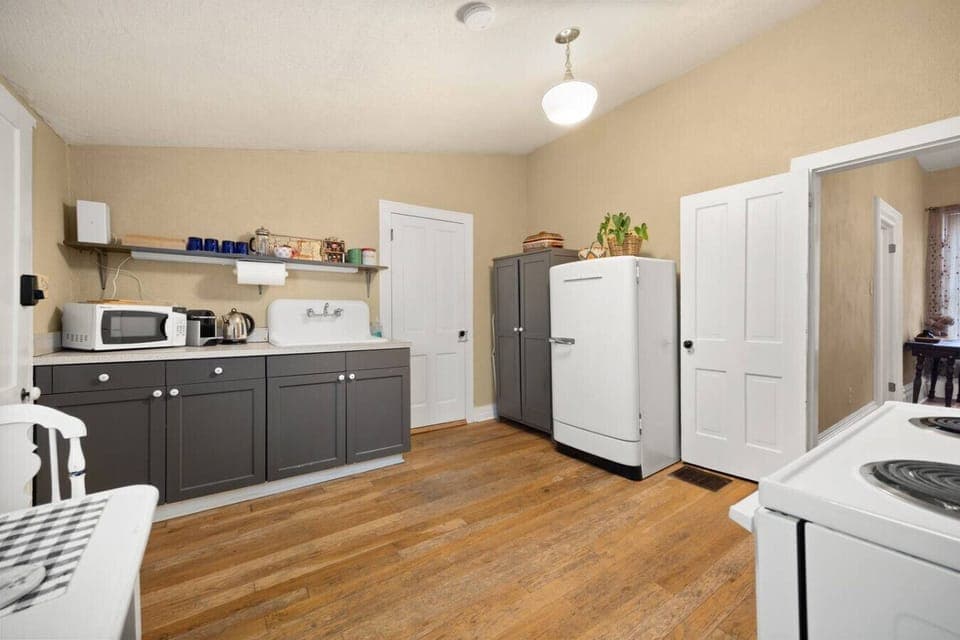Full kitchen
