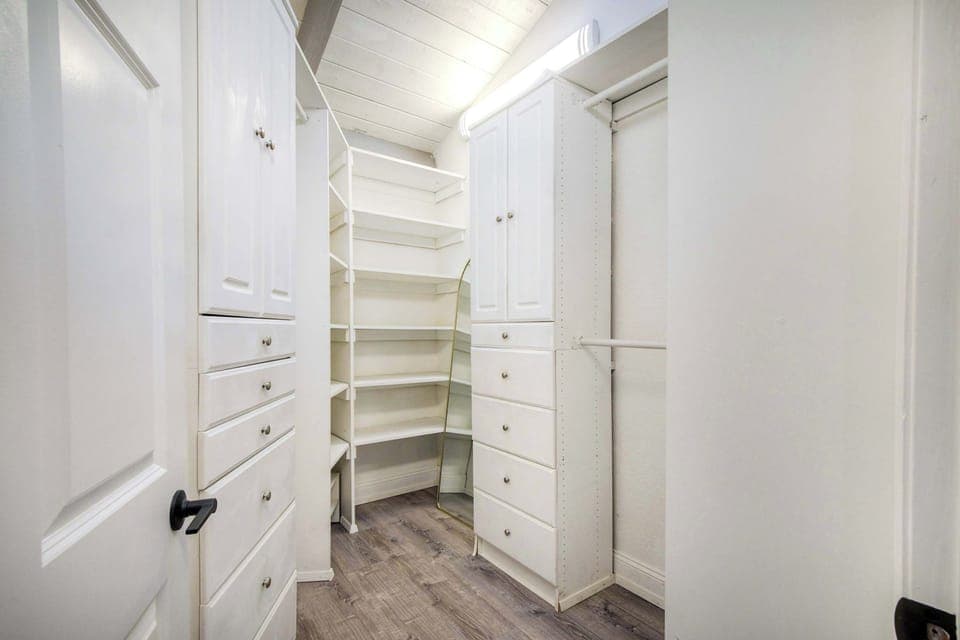 Bedroom 5 closet 