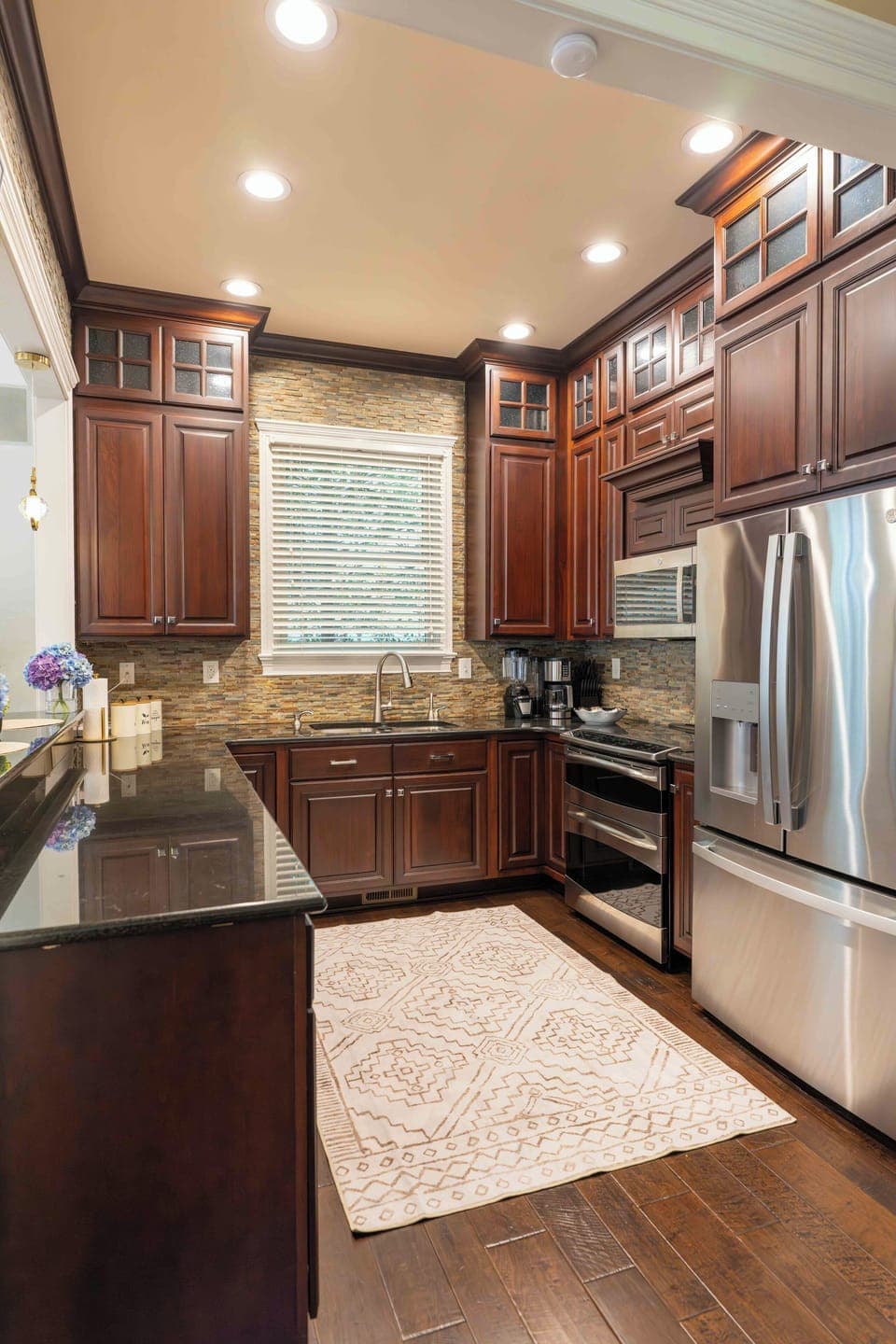 Fully equipped kitchen with granite counters & dining for 10+