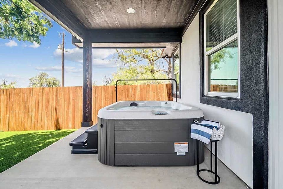 House, 1 King Bed, Hot Tub, Garden View (1472 W Live Oak #5) | View from room