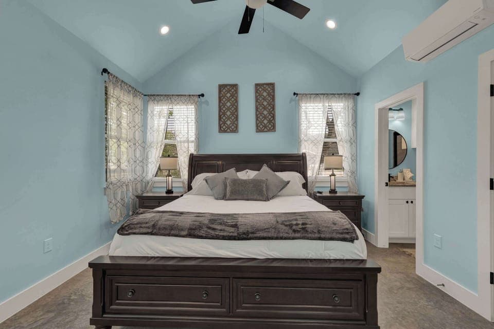 House, Multiple Beds, Hot Tub, Garden View (1472 Live Oak- Combo) | 4 bedrooms, individually decorated, individually furnished, bed sheets