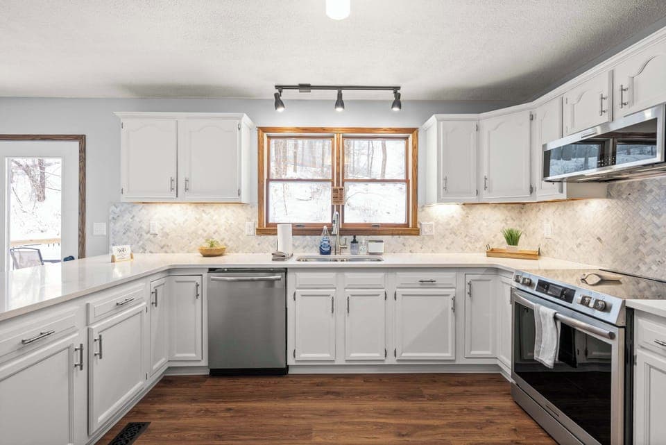 Located upstairs, the open kitchen is well equipped for an unforgettable getaway​