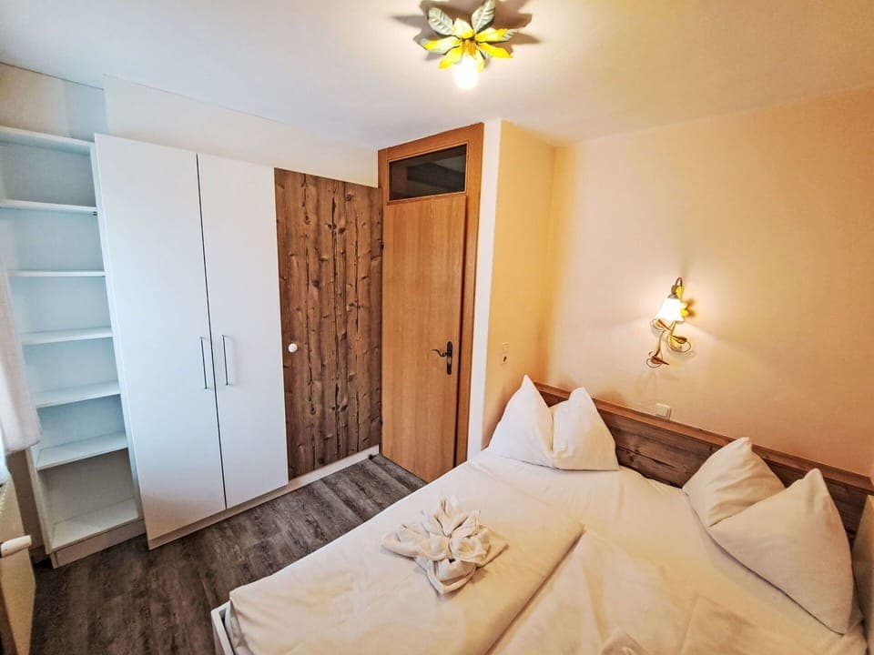 Wood, Flooring, Floor, Wood Flooring, Hardwood, Wood Stain, Hotel, Plank, Laminate Flooring