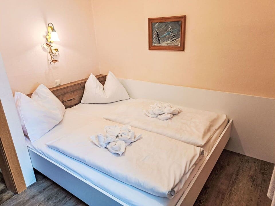 Bedroom, Bed, Bed Frame, Bedding, Bed Sheet, Mattress, Hotel, Mattress Pad, Houseplant