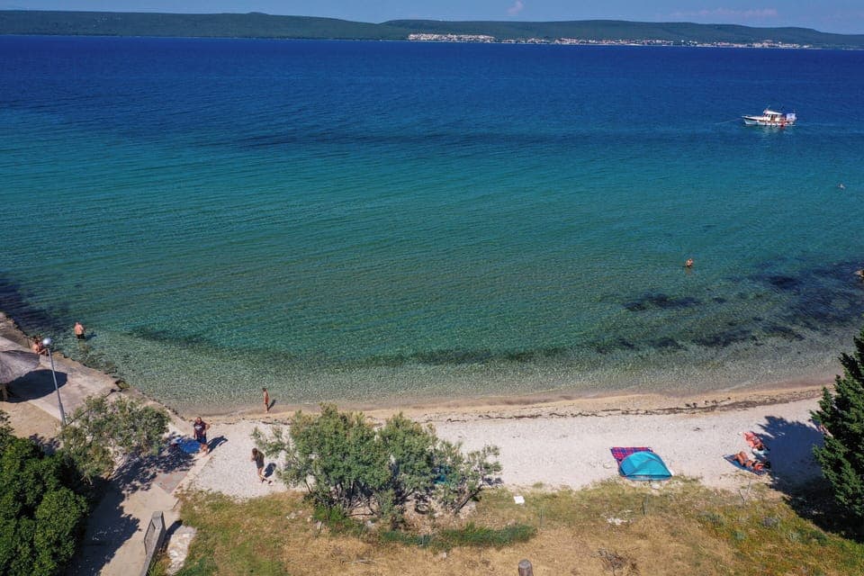 On the beach, white sand, 2 beach bars, kayaking