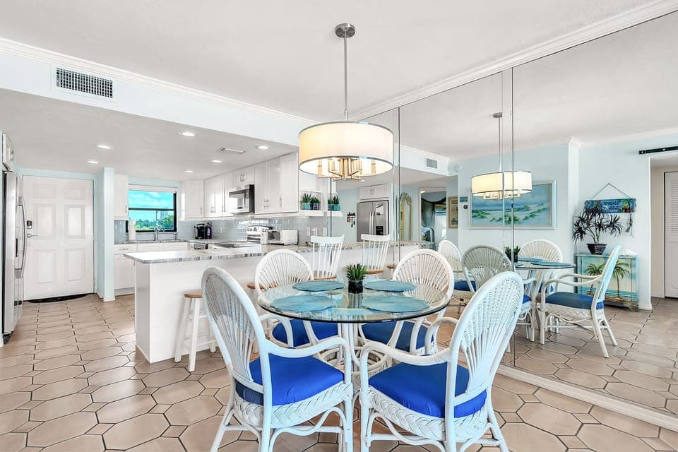 Dining/Kitchen Area