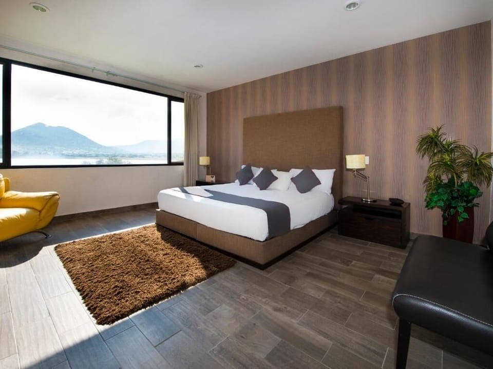 Presidential Suite | Desk, iron/ironing board, free WiFi, bed sheets