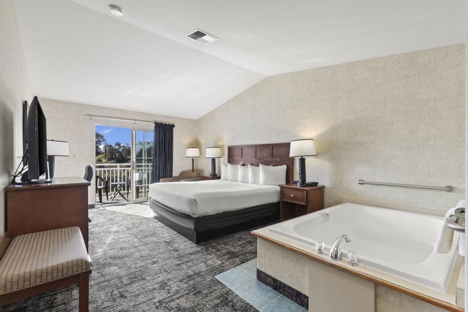 1 King Soaking Tub with Balcony Estuary View | Hypo-allergenic bedding, desk, laptop workspace, blackout drapes