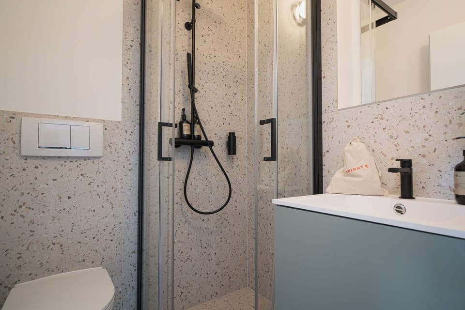 Single Room | Bathroom | Shower, hair dryer, towels, soap