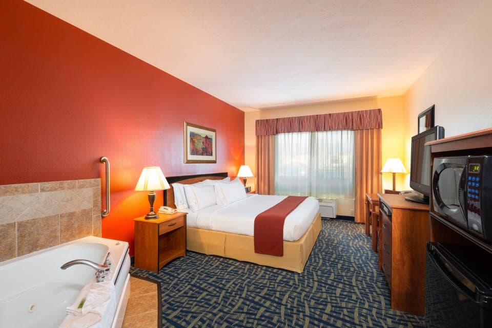 1 bedroom, premium bedding, pillowtop beds, individually decorated