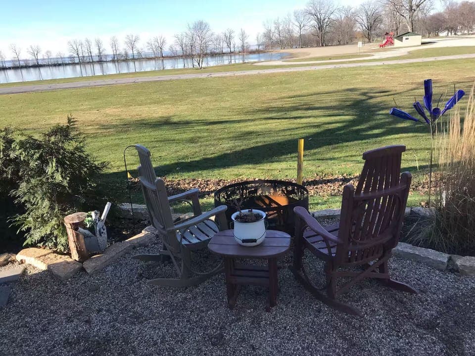 Outside area with lake views! Great for watch'n the pelicans/eagles and sunsets!