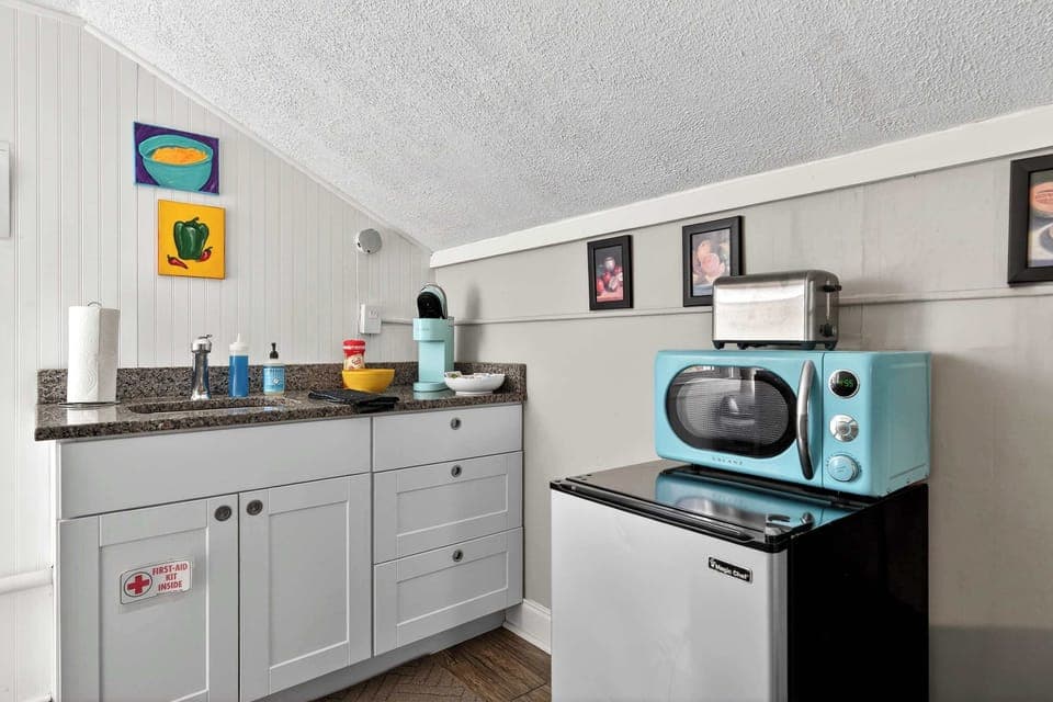 Kitchenette: Compact kitchenette with modern essentials and charm.