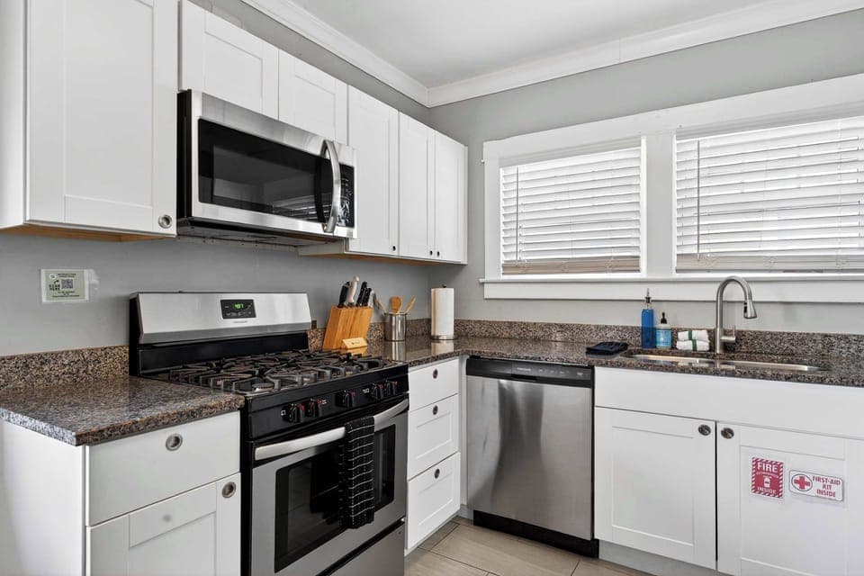 Kitchen: Fully equipped kitchen with a welcoming feel.