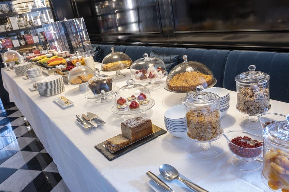 Daily cooked-to-order breakfast (EUR 75 per person)