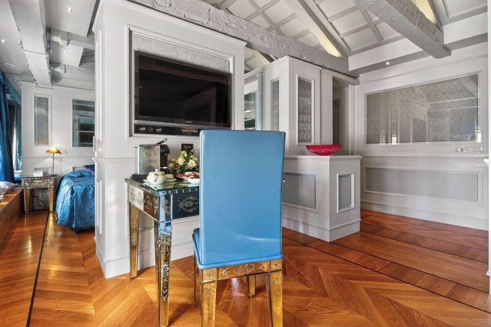 Deluxe Suite (St. Mark View) | Living area | Flat-screen TV