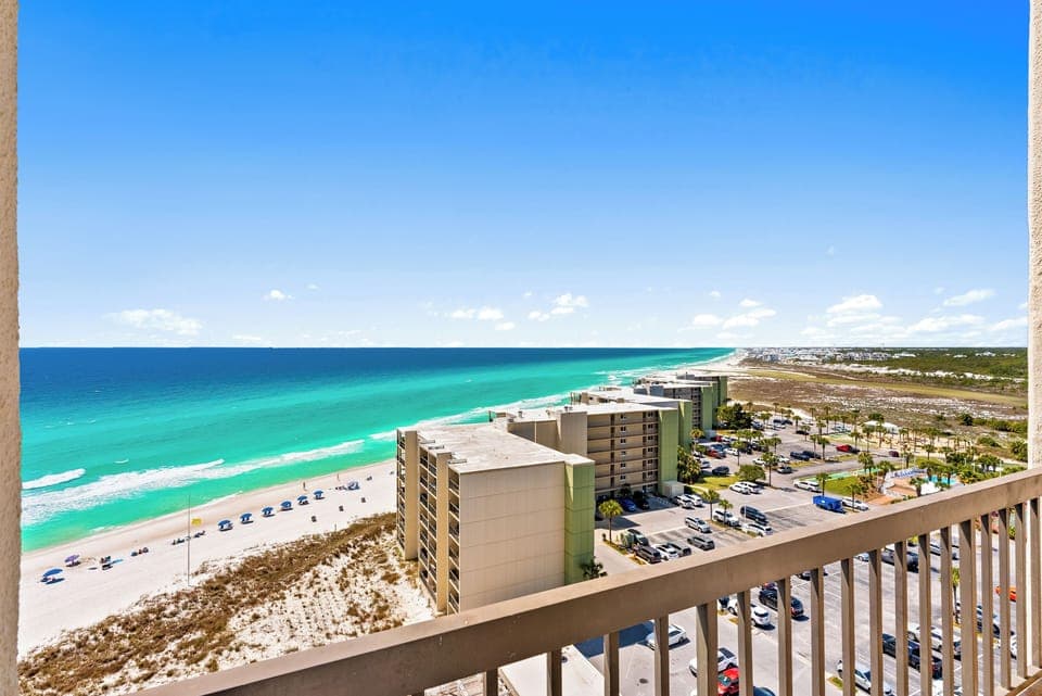 Breathtaking balcony views go on for miles!