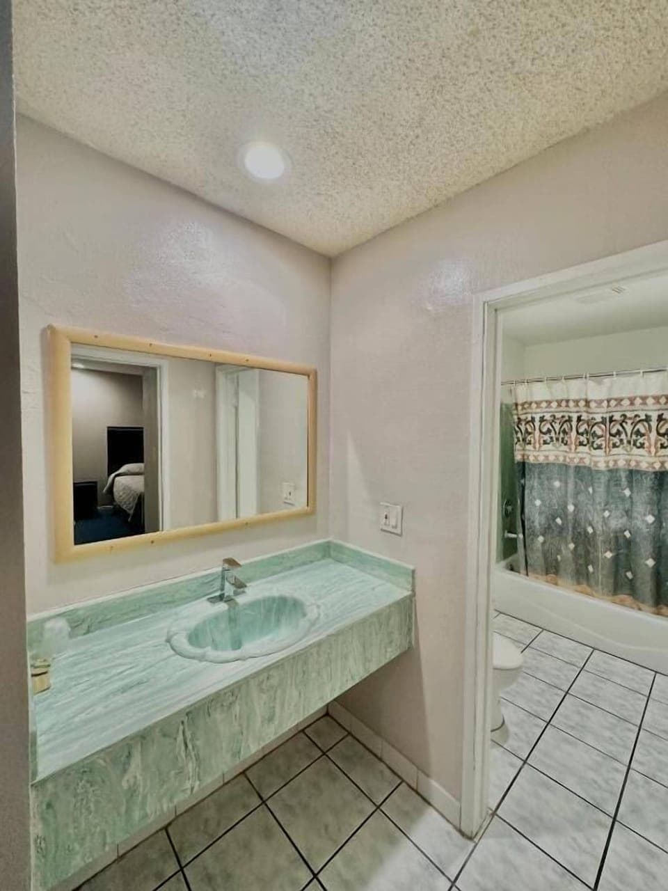 Bathtub, free toiletries, towels, soap