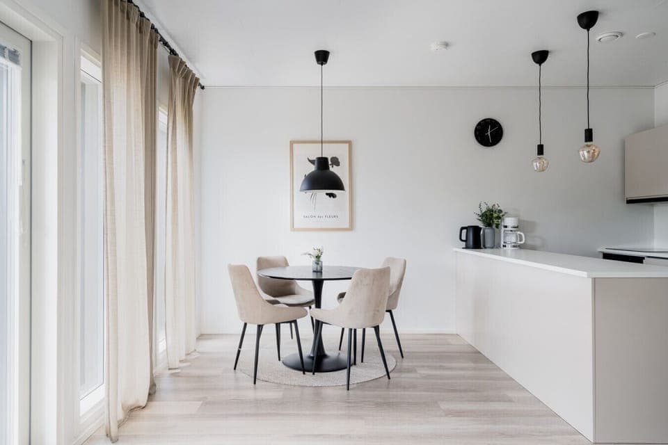 Start your mornings with ease using our fully equipped kitchen, featuring a dishwasher and a high-quality filter coffee machine for a stress-free stay. The open-plan dining area provides a comfortable workspace or a cozy spot for a home-cooked meal.
