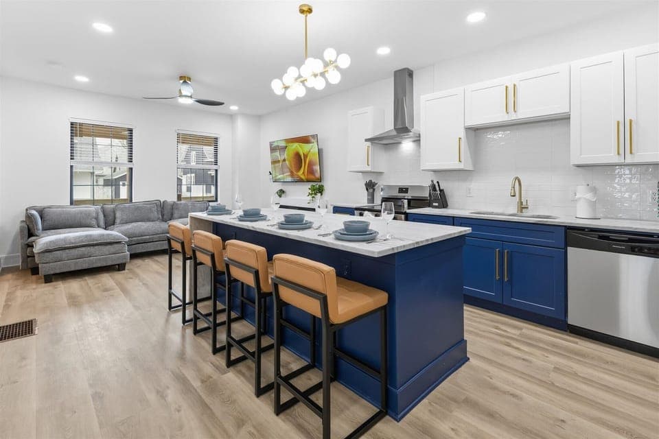 Kitchen with Breakfast Bar