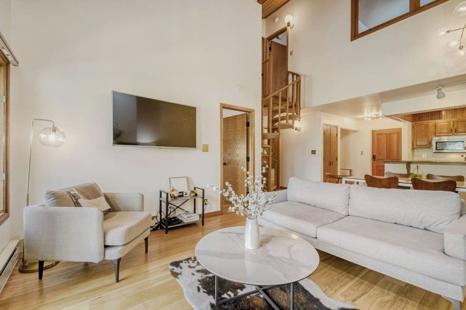 Full size kitchen W/table & bar seating. Seats 10. Fully equipped kitchen.