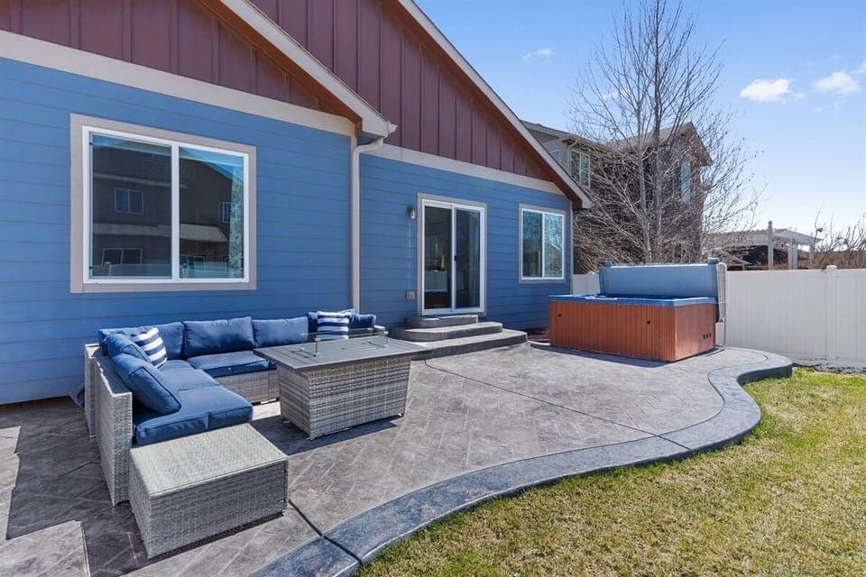 Backyard patio & hot tub - Lepus