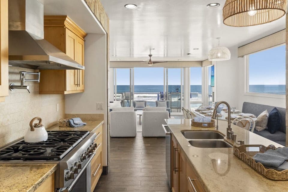 Beachfront Best  Vacation Rental in Oceanside, on Beach Walk to Restaurants and Village