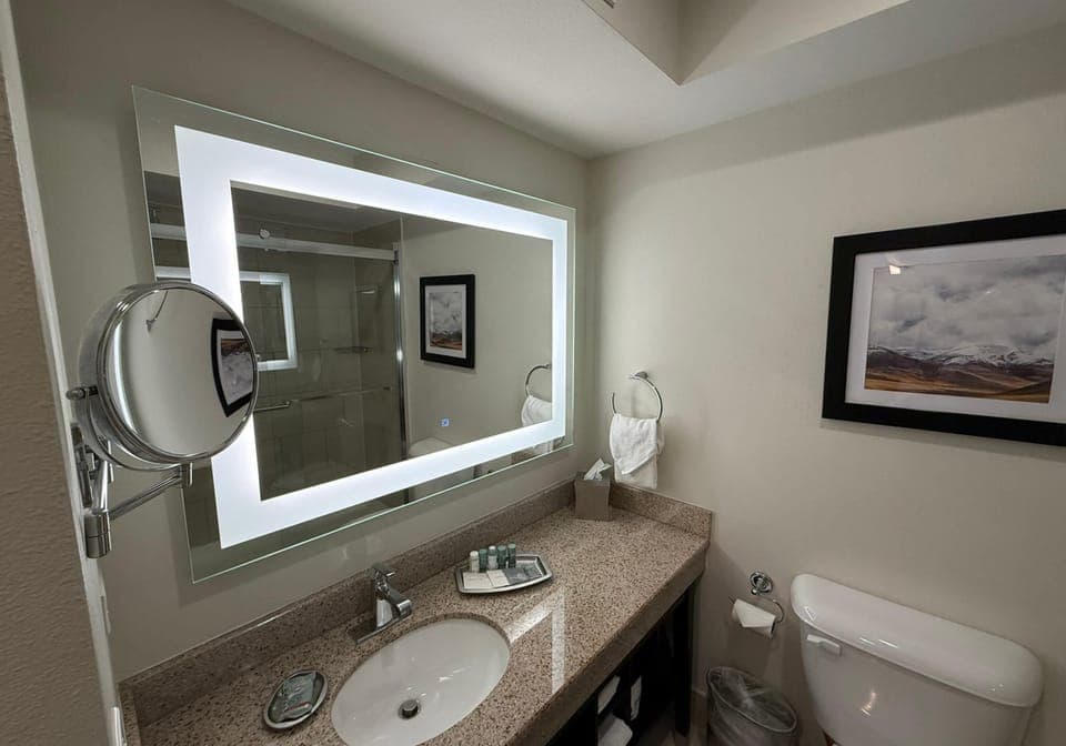 Standard Room, 1 Queen Bed, Non Smoking, Balcony | Bathroom | Shower, free toiletries, hair dryer, towels