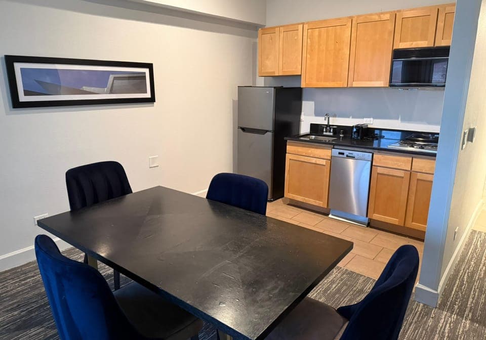 Full-size fridge, microwave, stovetop, dishwasher