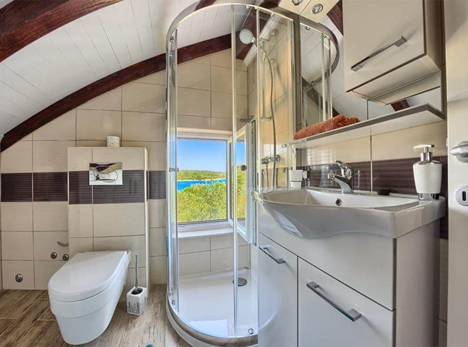 Villa (FourBedroom Beachfront Villa with Poo) | Bathroom | Shower, towels