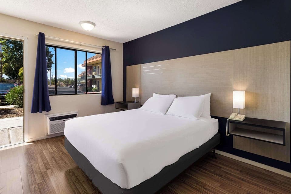 Room, 1 Queen Bed, Accessible, Non Smoking | Iron/ironing board, free WiFi, bed sheets